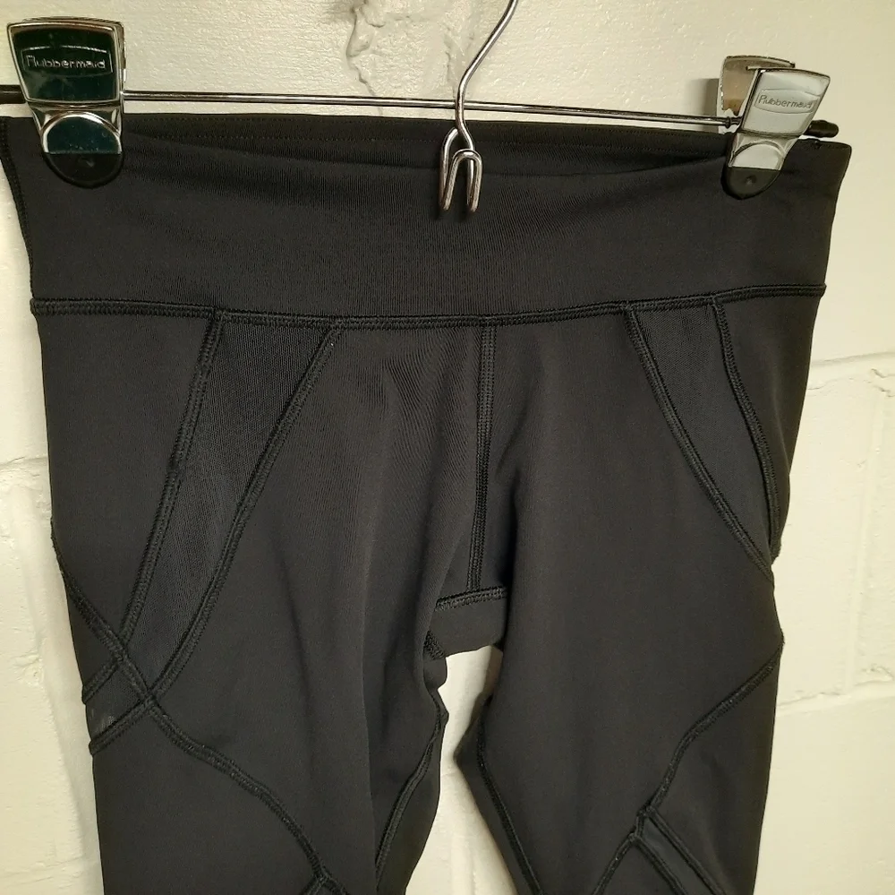 LULULEMON (Size 4) Womens Cropped Black Leggings